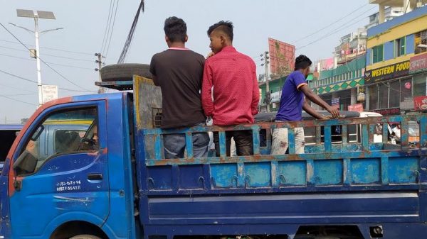 বরিশালে গণপরিবহনে চালক-যাত্রীদের মাস্ক ব্যবহারে অনীহা