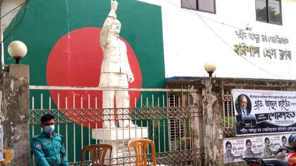 বরিশাল নগরীতে বঙ্গবন্ধুর ভাস্কর্যের নিরাপত্তায় পুলিশ