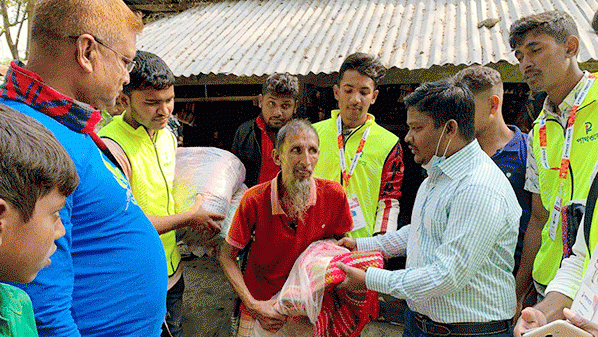 শীতার্তদের বাড়ি বাড়ি গিয়ে কম্বল বিতরণ