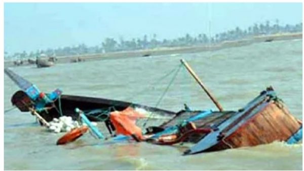 স্বরূপকাঠিতে সন্ধ্যা নদীতে শ্রমিকবাহী ট্রলারডুবি, নিখোঁজ ১