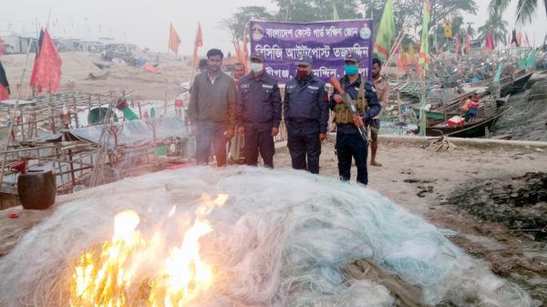 কোষ্টগার্ডের অভিযানে অবৈধ জাল জব্দ