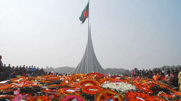 ভয়েস অব বরিশাল ডেস্ক॥ বাঙালির পরাধীনতার শৃঙ্খলমুক্তির দিনে আজ শ্রদ্ধাভরে বীর সন্তানদের স্মরণ করছে গোটা জাতি। হৃদয়ের সব ভালোবাসা উৎসর্গ করছে তাদের স্মৃতির উদ্দেশ্যে। লাখো শহীদের রক্তস্নাত বিজয়ের বাঙালির গৌরবের বাঁধভাঙা আনন্দের সঙ্গে লাখো স্বজন হারানোর শোকে ব্যথাতুর-বিহ্বল হওয়ার দিনও আজ। পাকিস্তানি শাসকদের শোষণ, নিপীড়ন আর দুঃশাসনের কুহেলিকা ভেদ করে ১৯৭১ সালের এই দিনটিতে বিজয়ের প্রভাতী সূর্যের আলোয় ঝিকমিক করে উঠেছিল বাংলাদেশের শিশির ভেজা মাটি। যাদের রক্তের বিনিময়ে দুই যুগের পাকিস্তানি শাসনের অবসান ঘটে বিশ্বের মানচিত্রে অভ্যুদয় ঘটেছিল স্বাধীন বাংলাদেশের। মুক্তিযুদ্ধে বাঙালির বিজয়ের ৪৯তম বার্ষিকীতে সেই বীর সন্তানদের স্মরণ করছে জাতি। তবে অন্যান্য বারের চেয়ে এবারের আয়োজনটা ভিন্ন। বিশ্বজুড়ে করোনাভাইরাস মহামারির কারণে স্বাস্থ্যবিধি মেনে সীমিত পরিসরে বীরদের স্মরণ করা হচ্ছে। অন্য বছর রাষ্ট্র ও সরকারপ্রধান সাভারে গিয়ে জাতীয় স্মৃতিসৌধে শ্রদ্ধা নিবেদন করেন। তবে করোনা মহামারীর কারণে অন্য অনেক রাষ্ট্রীয় কর্মসূচির মতো এবারের বিজয় দিবসের কর্মসূচিও সীমিত করে আনতে হয়েছে। জাতীয় প্যারেড স্কয়ারে সশস্ত্র বাহিনীর সম্মিলিত সামরিক কুচকাওয়াজ (প্যারেড) এবার হচ্ছে না। বুধবার ভোর সাড়ে ৬টায় জাতীয় প্যারেড স্কয়ারে ৩১বার তোপধ্বনির মাধ্যমে শুরু হয় বিজয় দিবসের আনুষ্ঠানিকতা। একই সময়ে সাভারে জাতীয় স্মৃতিসৌধে শুরু হয় শ্রদ্ধা নিবেদন পর্ব। সকাল সাড়ে ৬টার পর রাষ্ট্রপতি মো. আবদুল হামিদ ও প্রধানমন্ত্রী শেখ হাসিনার পক্ষে সাভারে জাতীয় স্মৃতিসৌধে ফুল দিয়ে শহীদ মুক্তি সেনাদের প্রতি শ্রদ্ধা জানানো হয়। রাষ্ট্রপতির পক্ষে তার সামরিক সচিব মেজর জেনারেল এস এম শামিম উজ জামান ও প্রধানমন্ত্রীর পক্ষে তার সামরিক সচিব মেজর জেনারেল নকিব আহমদ চৌধুরী শহীদ বেদীতে পুষ্পস্তবক অর্পণ করেন। রাষ্ট্রপতি ও প্রধানমন্ত্রীর পক্ষে শ্রদ্ধা নিবেদন শেষে জাতীয় সংসদের স্পিকার শিরীন শারমিন চৌধুরীর পক্ষেও শহীদ বেদীতে ফুল দেওয়া হয়। মুক্তিযুদ্ধ বিষয়ক মন্ত্রী আ ক ম মোজাম্মেল হকের নেতৃত্বে মন্ত্রিসভার পক্ষ থেকে স্মৃতিসৌধে শ্রদ্ধা নিবেদন করা হয়। সংস্কৃতি প্রতিমন্ত্রী কে এম খালিদ, দুর্যোগ ও ত্রাণ প্রতিমন্ত্রী এনামুর রহমানও এ সময় তার সঙ্গে ছিলেন। শ্রদ্ধা নিবেদন করা হয় বীরশ্রেষ্ঠদের পরিবার, যুদ্ধাহত মুক্তিযোদ্ধা, প্রধান বিচারপতি ও তিন বাহিনীর পক্ষ থেকে। ঢাকা দক্ষিণ সিটি করপোরেশনের পক্ষ থেকে শ্রদ্ধা জানান মেয়র শেখ ফজলে নূর তাপস। বাংলাদেশ অ্যাডমিনিস্ট্রেটিভ সার্ভিস অ্যাসোসিয়েশনও স্মৃতিসৌধে ফুল দিয়ে শ্রদ্ধা জানায়। বিভিন্ন রাজনৈতিক, সামাজিক ও সাংস্কৃতিক সংগঠন ও বিভিন্ন শ্রেণি পেশার মানুষের শ্রদ্ধার ফুলে ভরে উঠতে থাকে শহীদ বেদী। ক্ষমতাসীন আওয়ামী লীগ ভোরে সূর্যোদয়ের ক্ষণে দলের কেন্দ্রীয় কার্যালয়ে, বঙ্গবন্ধু ভবন ও দেশব্যাপী সংগঠনের কার্যালয়ে জাতীয় পতাকা ও দলীয় পতাকা উত্তোলন করে। সকাল ৯টায় জাতীয় স্মৃতিসৌধে ফুল দেন জ্যেষ্ঠ নেতারা।