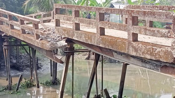 বানারীপাড়ায় ১০ জনের বিরুদ্ধে ব্রিজের লোহার রড ও ভিম কাটার অভিযোগ