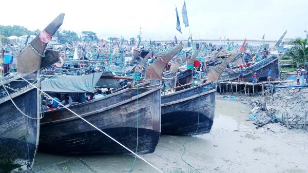 নদী থেকে জাল ও নৌকা নিয়ে শূন্যহাতে ফিরতে হচ্ছে উপকূলীয় জেলারা