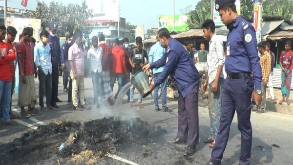 নলছিটিতে রুম্মান হত্যাকারীদের ২৪ ঘণ্টার দেওয়া আল্টিমেটামের মধ্যে পুলিশ গ্রেপ্তার করতে না পারায় মহাসড়ক অবরোধ