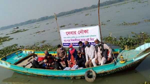 কাউখালীতে সেবার নৌকায় শিক্ষার্থীদের বাড়িতে বই পৌঁছে দিলেন ইউএনও