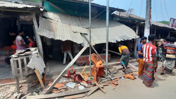 তজুমদ্দিনে দুই চেয়ারম্যান প্রার্থীর সমর্থকদের মধ্যে সংঘর্ষ, আহত-২৫