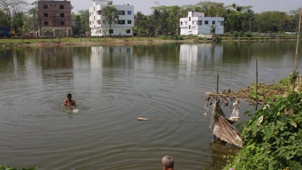 নগরীর কাশিপুরের বসত বাড়ির ময়লা পুকুরে নিক্ষেপ করায় স্থানীয়দের মাঝে ক্ষোভ