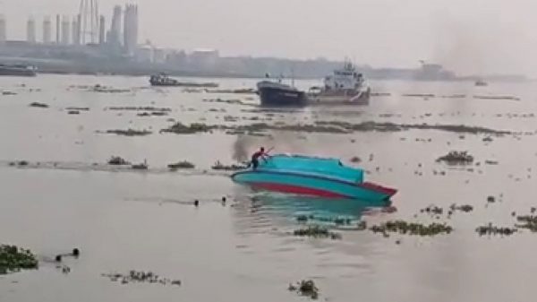 ঝড়ের কবলে মালবাহী ট্রলার ডুবি