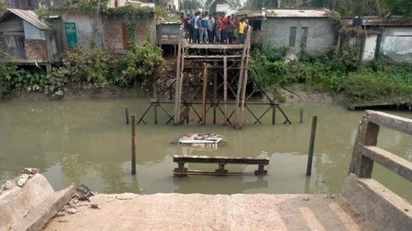 কাঁঠালিয়ায় সেতু ভেঙ্গে খালে,দেখলো এলাকাবাসী