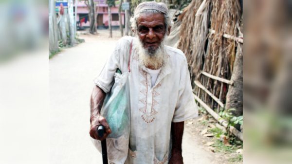 ২৫বছর ধরে মানবেতর জীবনযাপন করছেন রাজাপুরে আয়নাল আলী