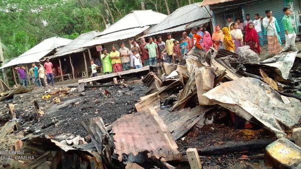 পটুয়াখালীর বাউফলে ৬ দোকান পুড়ে ছাই