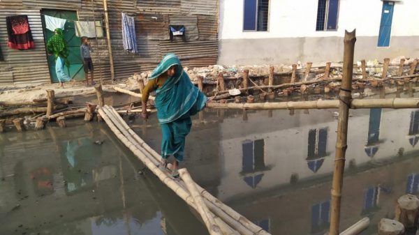 পটুয়াখালীর খালেক থাকেন খাল পাড়ে, গৃহহীনদের ঘর পাওয়ার ইচ্ছা তার