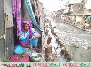 পটুয়াখালীর খালেক থাকেন খাল পাড়ে, গৃহহীনদের ঘর পাওয়ার ইচ্ছা তার