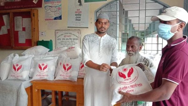 বরিশালে স্বেচ্ছাসেবী সংগঠন "সজাগ" এর ইফতার সামগ্রী বিতরণ