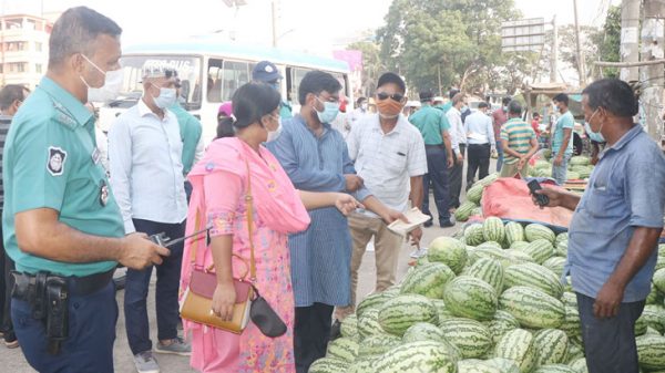 বরিশাল নগরীতে কেজি দরে তরমুজ বিক্রি করায় ১৪ ব্যবসায়ীকে জরিমানা