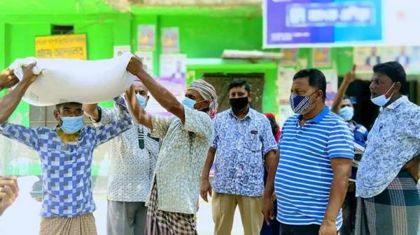 রাঙ্গাবালীতে স্বাস্থ্যবিধি মেনে জেলেদের মাঝে ভিজিএফ চাল বিতরণ