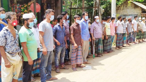 বাজারে চাঁদাবাজি বন্ধের দাবিতে নলছিটি ব্যবসায়ীদের মানববন্ধন