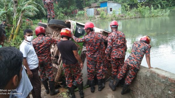 পুকুরপাড়ে যাত্রীবাহী বাস,আহত ৩০