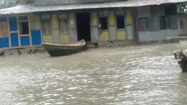  পাউবোর বেরীবাঁধ ভাঙ্গন,কলাপাড়ায় পানিবন্দি ৩৫ গ্রামের ৩০ হাজার মানুষ