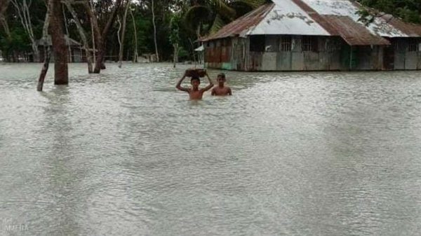 ঘূর্ণিঝড় ইয়াসের প্রভাব: আমতলী-তালতলীতে বসতঘরে ঢুকে পড়ছে জোয়ারের পানি