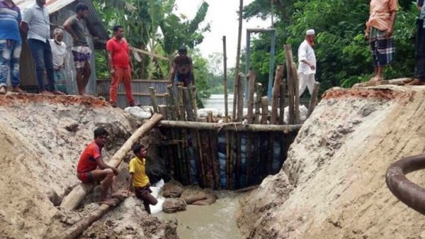 আমতলীতে চলছে ইয়াসের রেখে যাওয়া ক্ষত চিহ্নের কাজ