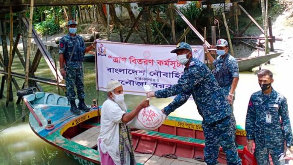 কাউখালীতে নৌবাহিনীর ত্রাণ বিতরণ