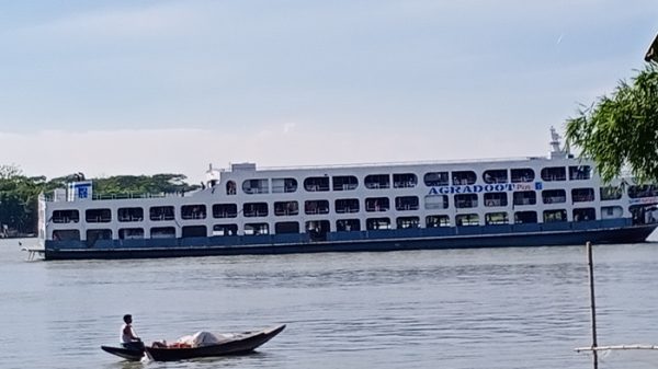 নিষেধাজ্ঞার ৫০দিন পর কাউখালী থেকে বাস ও লঞ্চ চলাচল শুরু