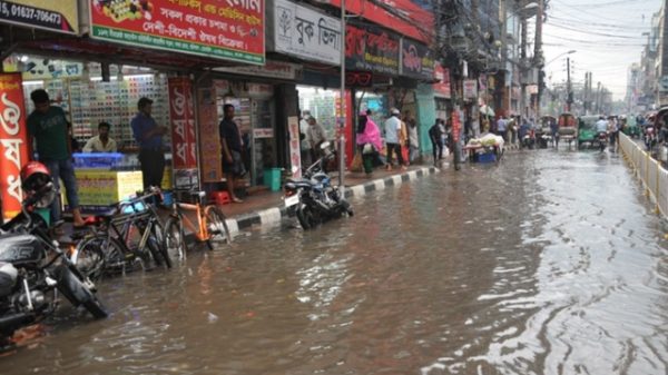 থইথই পানিতে ভাসছে বরিশাল নগরী !