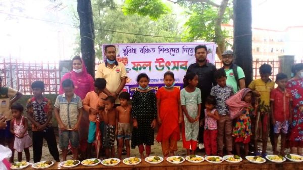 বরিশালে সুবিধা বঞ্চিত শিশুদের মাঝে মৌসুমি ফল বিতরণ করেছে লাভ ফর ফ্রেন্ডস