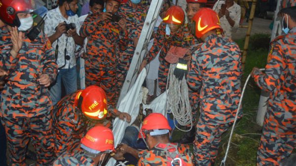 বরিশাল নগরীতে বৈদ্যুতিক পোস্টে ঝুলেই লাইনম্যানের মৃত্যু