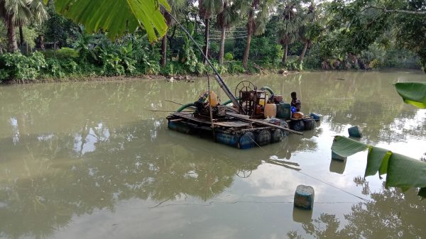 কলাপাড়ায় ড্রেজার লাগিয়ে বালু উত্তোলন