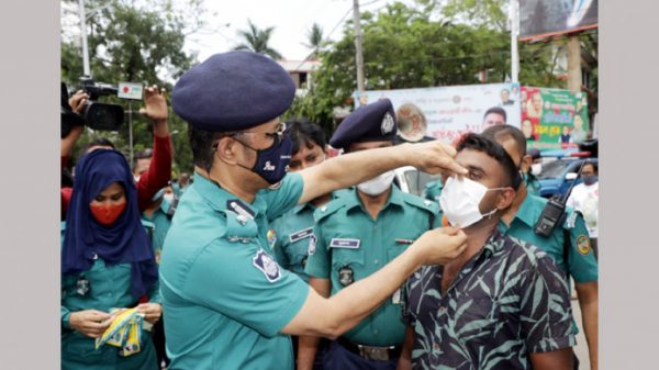 বরিশাল নগরীতে করোনা সচেতনতায় পুলিশের র‌্যালী ও মাস্ক বিতরণ