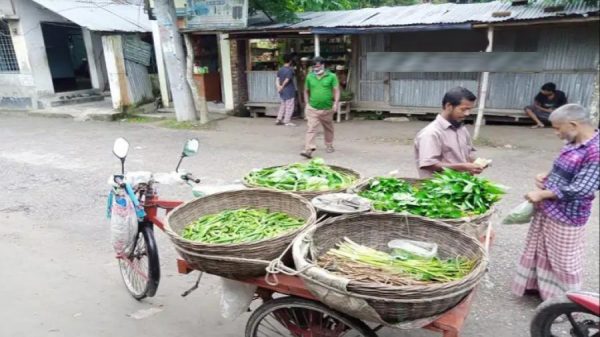 লকডাউনে প্রশংসা কুড়াচ্ছে বরিশালের মাহাবুবের ভ্রাম্যমাণ কাঁচাবাজার