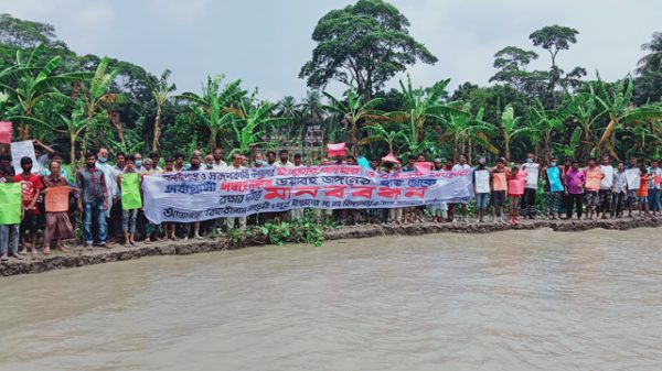 বানারীপাড়ায় দুটি বিদ্যালয় নদী ভাঙ্গন থেকে রক্ষার দাবীতেৃ মানববন্ধন