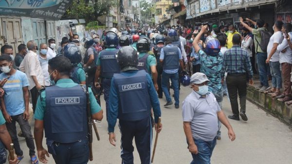 ইউএনওর বাসায় আওয়ামী লীগ-ছাত্রলীগের হামলা ,বরিশালে রাত ক্ষমতাসীনদের, দিন পুলিশের