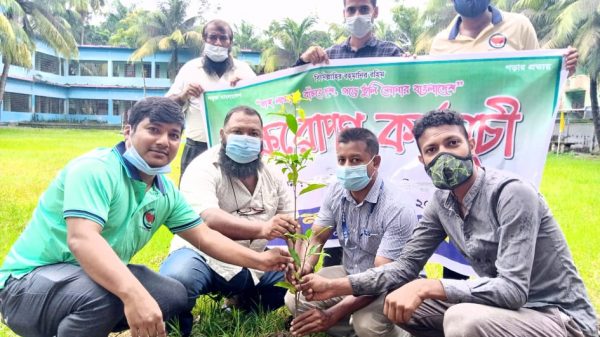 বরিশালে লাভ ফর ফ্রেন্ডস সংগঠনের উদ্যোগে বৃক্ষ রোপন কর্মসূচি সম্পন্ন