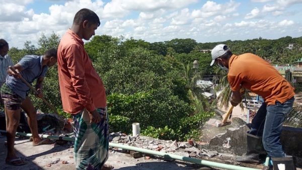 কলাপাড়া পৌরসভার খাল দখল করে নির্মিত স্থাপনা উচ্ছেদ শুরু