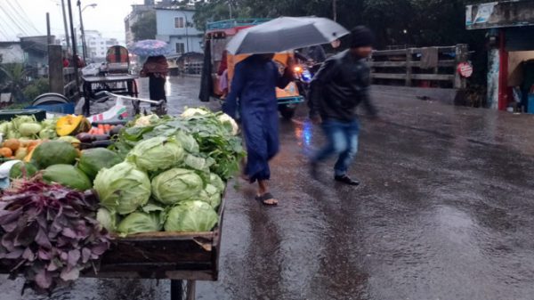 হঠাৎ বৃষ্টির কারণে বরিশালবাসীর জনজীবন বিপর্যস্ত